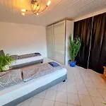 Geraeumige Mit 4 Betten Und Balkon 보덴하임
