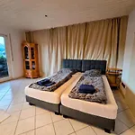 Geraeumige Mit 4 Betten Und Balkon 아파트 보덴하임