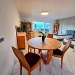 Geraeumige Mit 4 Betten Und Balkon 아파트