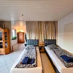 아파트 Geraeumige Mit 4 Betten Und Balkon