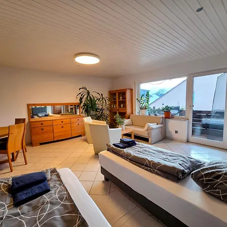 Geräumige Mit 4 Betten Und Balkon