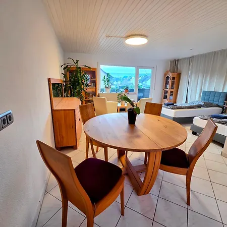 Geraeumige Mit 4 Betten Und Balkon Bodenheim