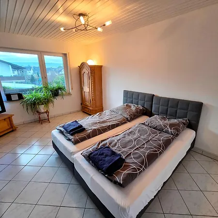Geraeumige Mit 4 Betten Und Balkon Bodenheim