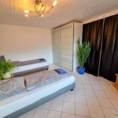 Geraeumige Mit 4 Betten Und Balkon Bodenheim