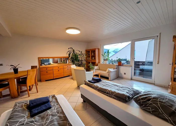 Geräumige Mit 4 Betten Und Balkon